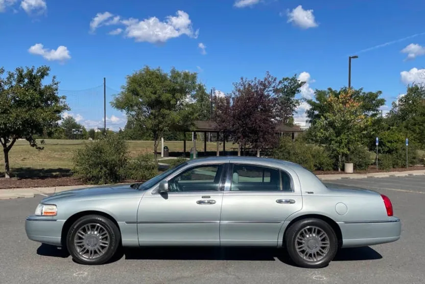 2007 Lincoln Town Car Signature Limited photo 1