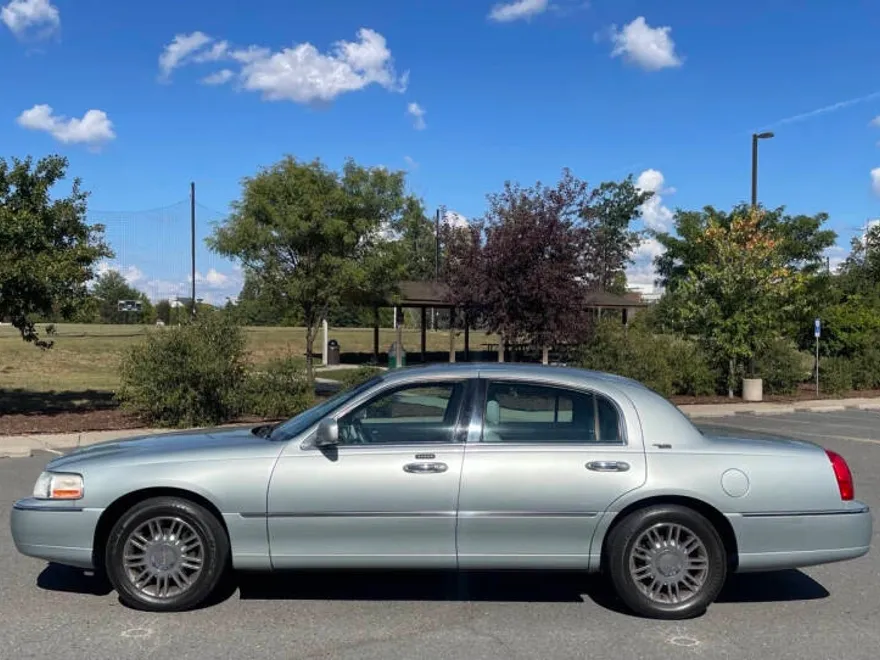 2007 Lincoln Town Car Signature Limited photo 1