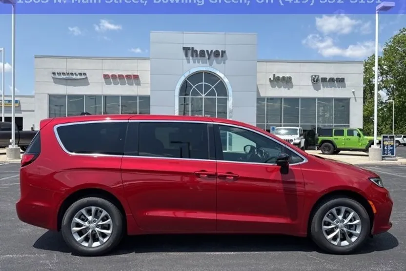 2025 Chrysler Pacifica photo 1