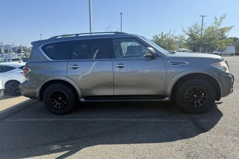 2017 Nissan Armada SV photo 1