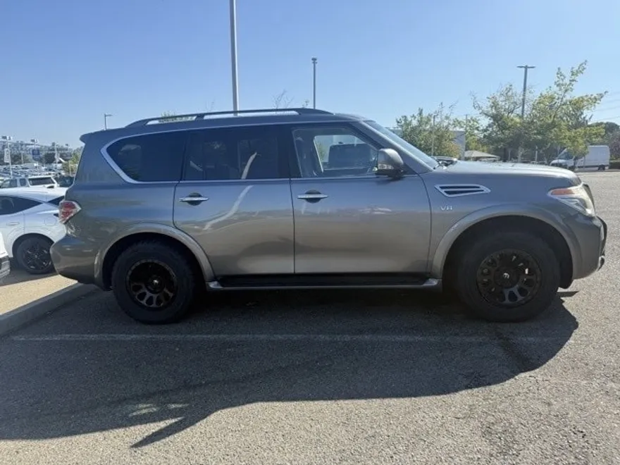 2017 Nissan Armada SV photo 1