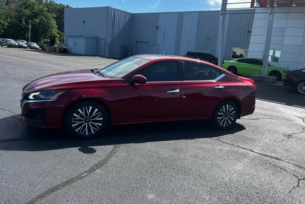 2023 Nissan Altima 2.5 SV photo 1