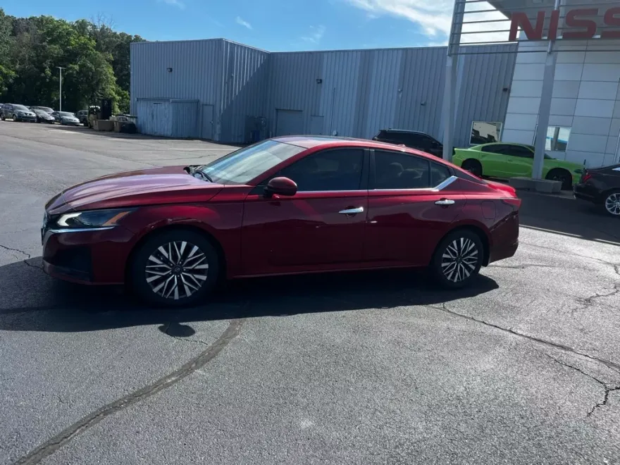 2023 Nissan Altima 2.5 SV photo 1