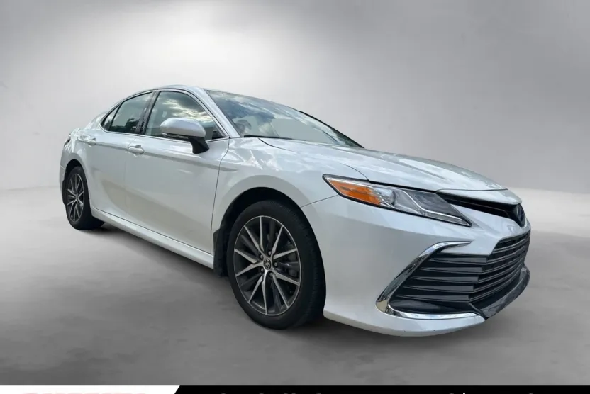 2022 Toyota Camry Hybrid XLE photo 1