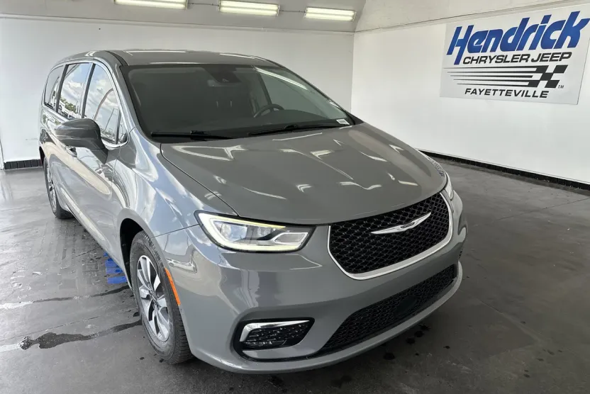 2022 Chrysler Pacifica Hybrid Touring L photo 1