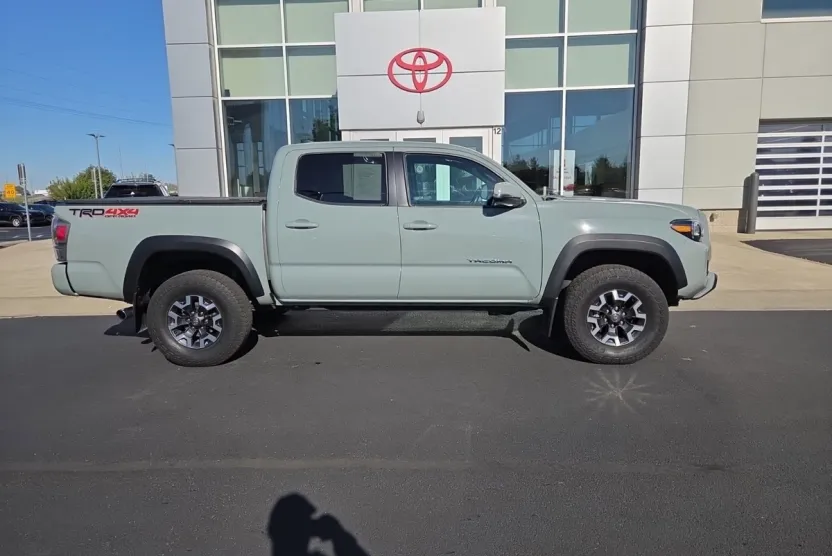 2022 Toyota Tacoma TRD Off-Road photo 1