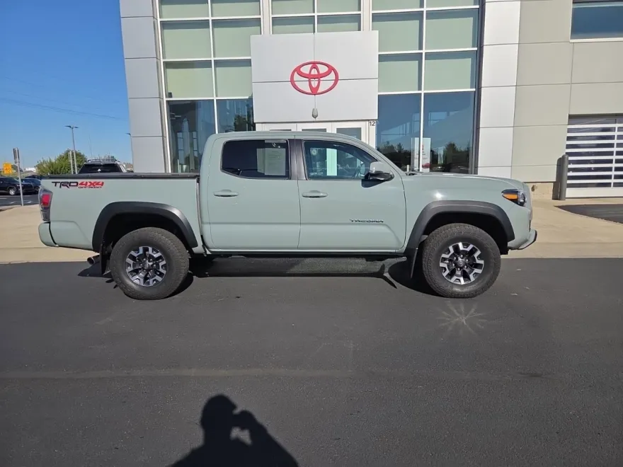 2022 Toyota Tacoma TRD Off-Road photo 1