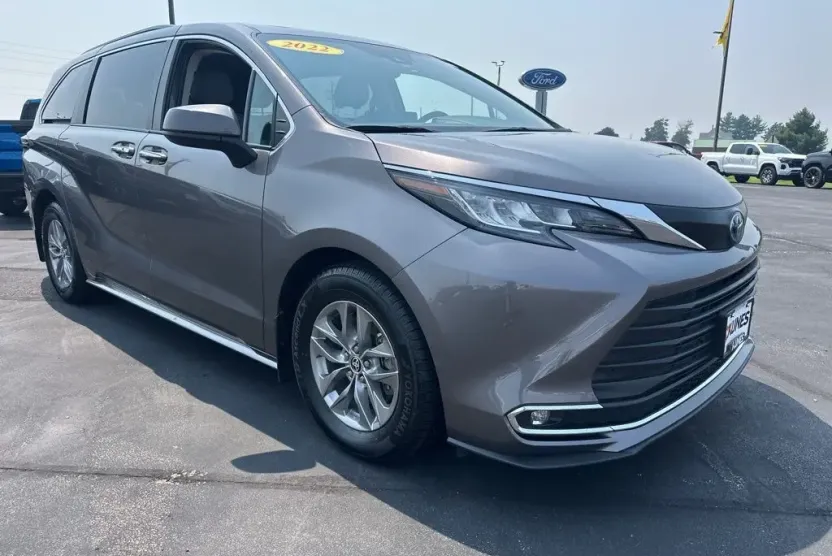 2022 Toyota Sienna XLE photo 1