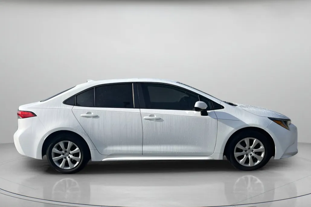 2020 Toyota Corolla LE photo 1