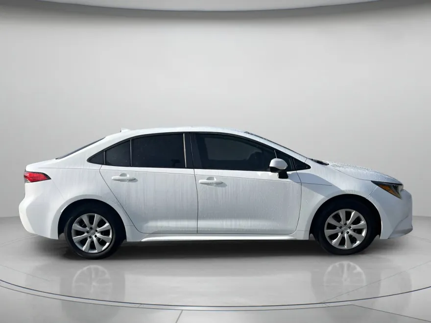 2020 Toyota Corolla LE photo 1