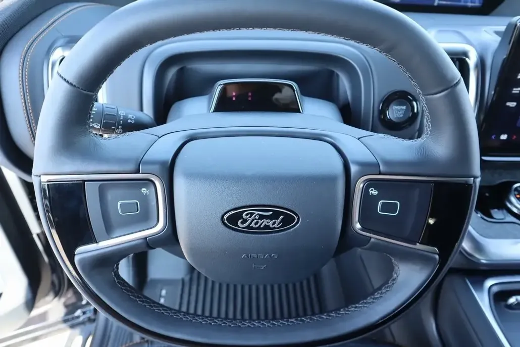 2025 Ford Expedition photo 1