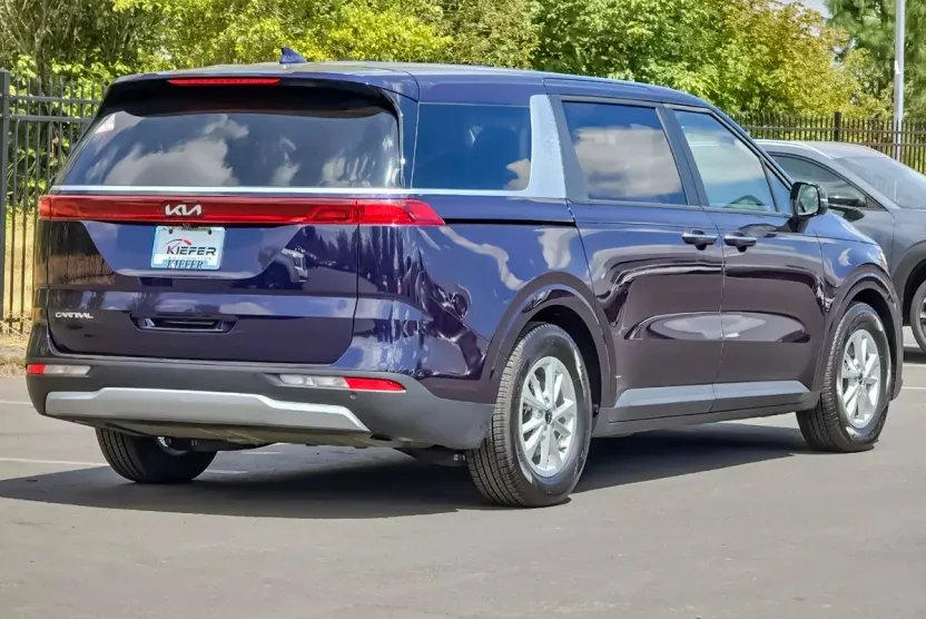 2024 Kia Carnival LX photo 1