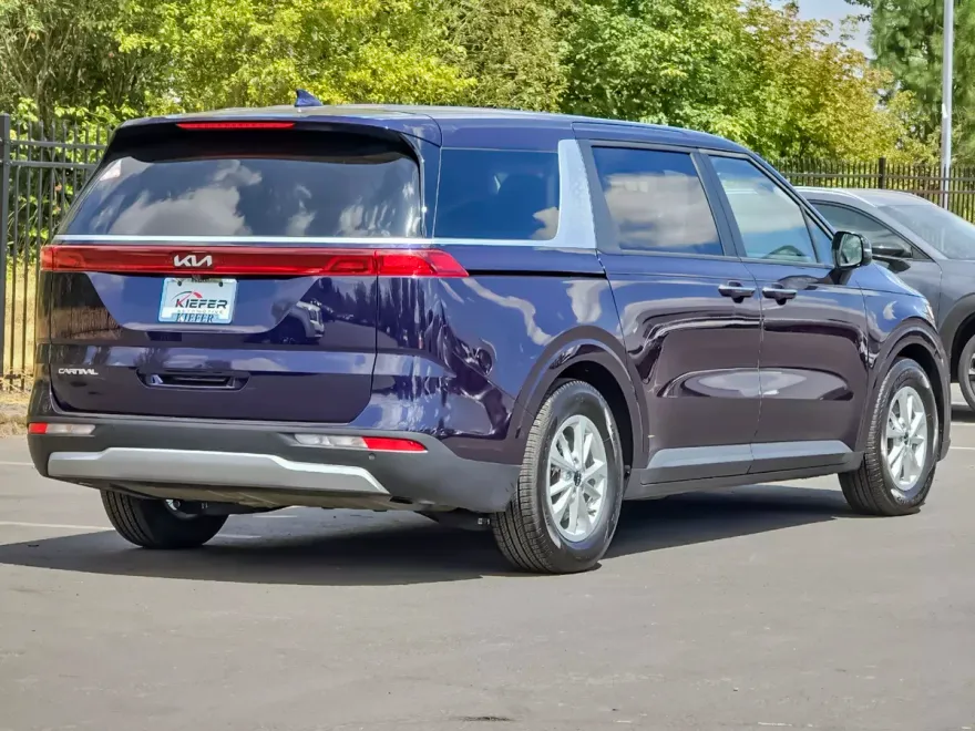2024 Kia Carnival LX photo 1