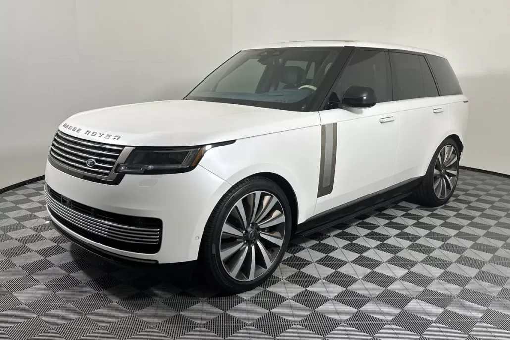 2025 Land Rover Range Rover SV photo 1