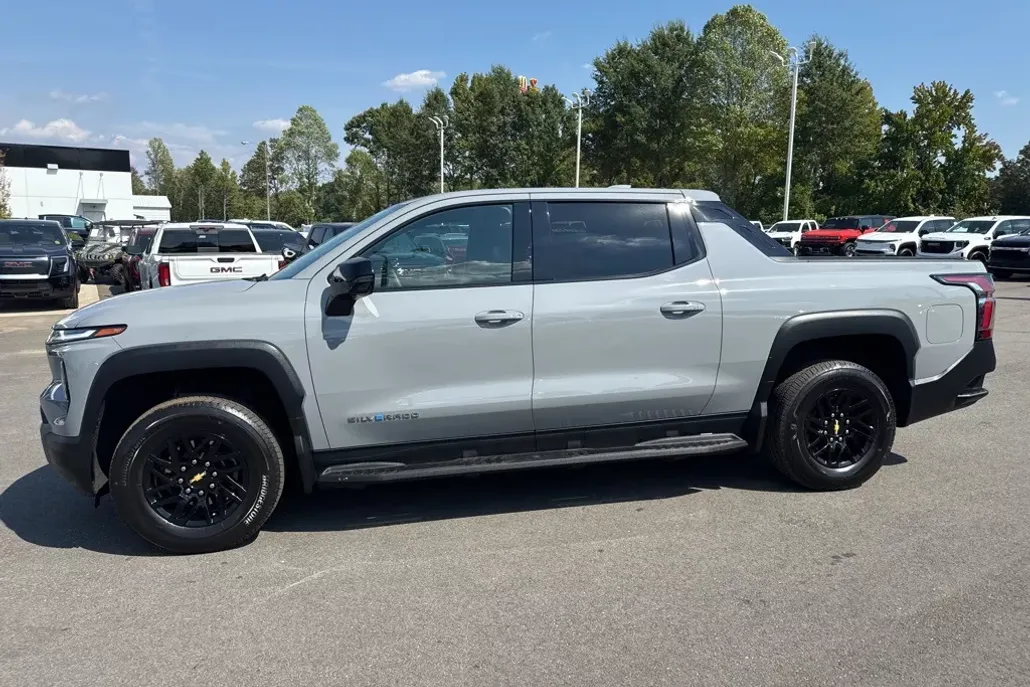 2025 Chevrolet Silverado EV LT photo 1
