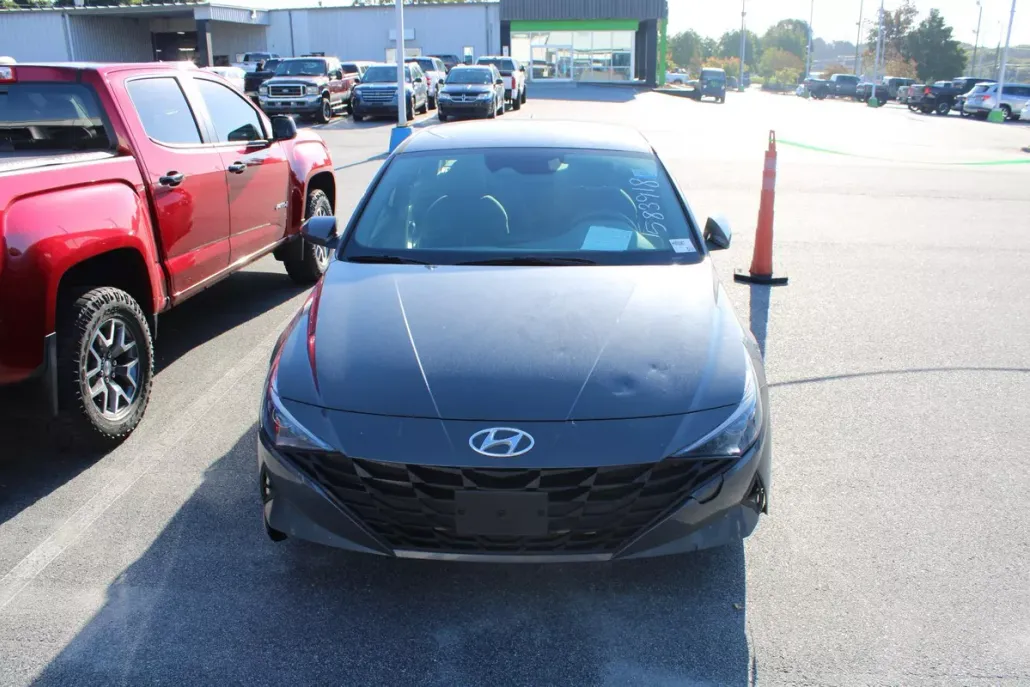 2023 Hyundai Elantra SEL photo 1