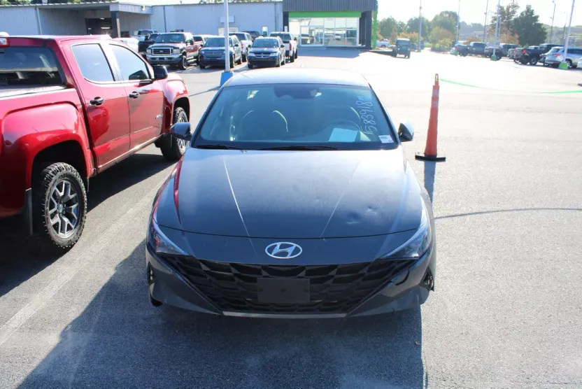 2023 Hyundai Elantra SEL photo 1
