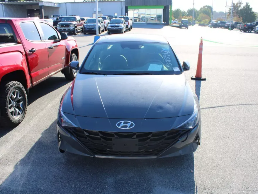 2023 Hyundai Elantra SEL photo 1