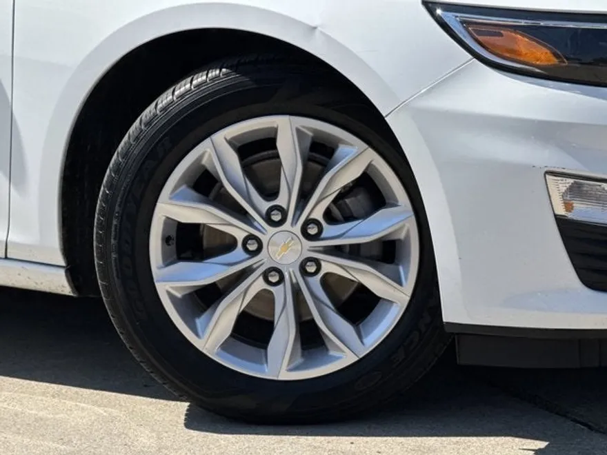 2024 Chevrolet Malibu 1LT photo 1
