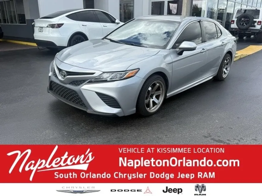 2020 Toyota Camry SE photo 1