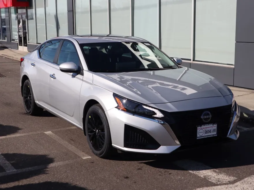 2025 Nissan Altima SV photo 1