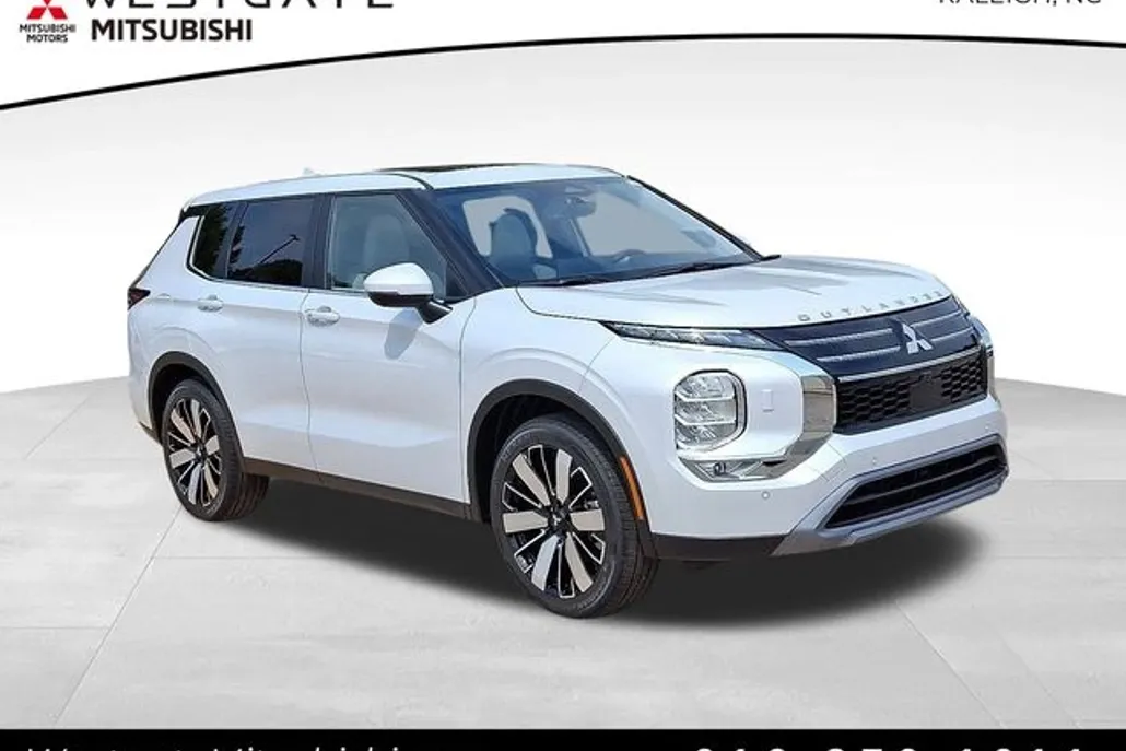 2025 Mitsubishi Outlander SE photo 1