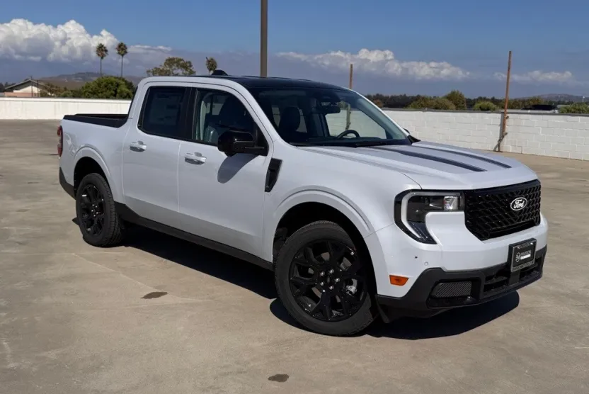 2025 Ford Maverick Lariat photo 1