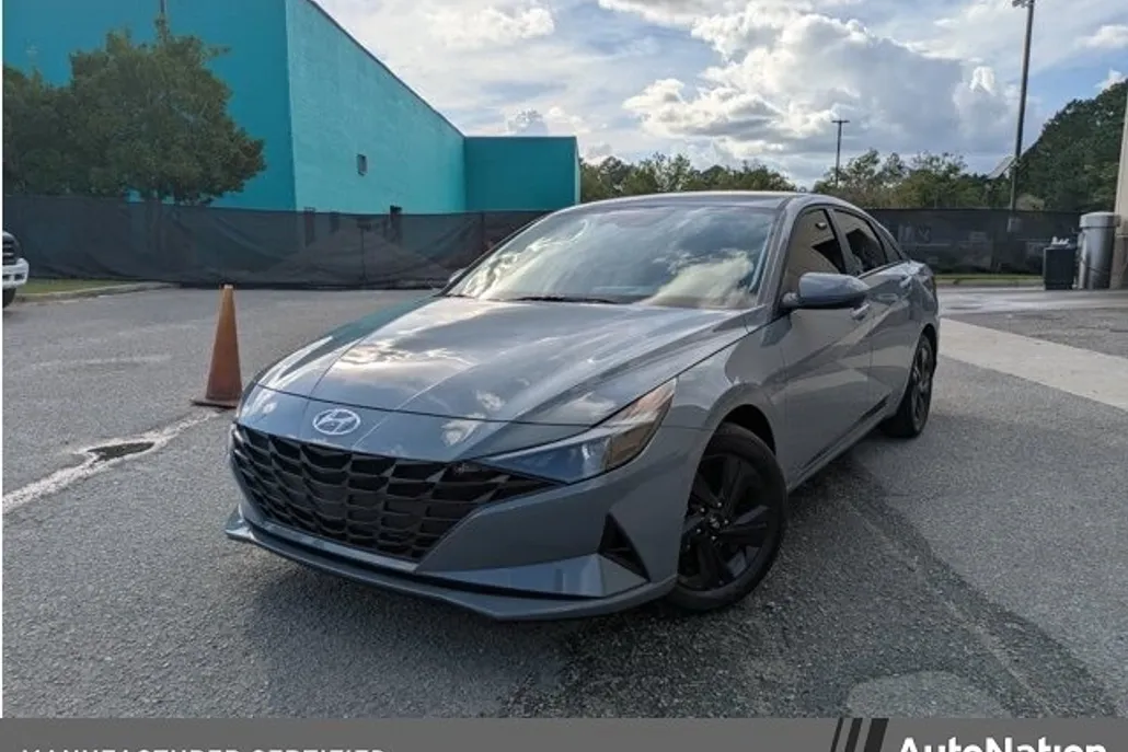 2023 Hyundai Elantra SEL photo 1