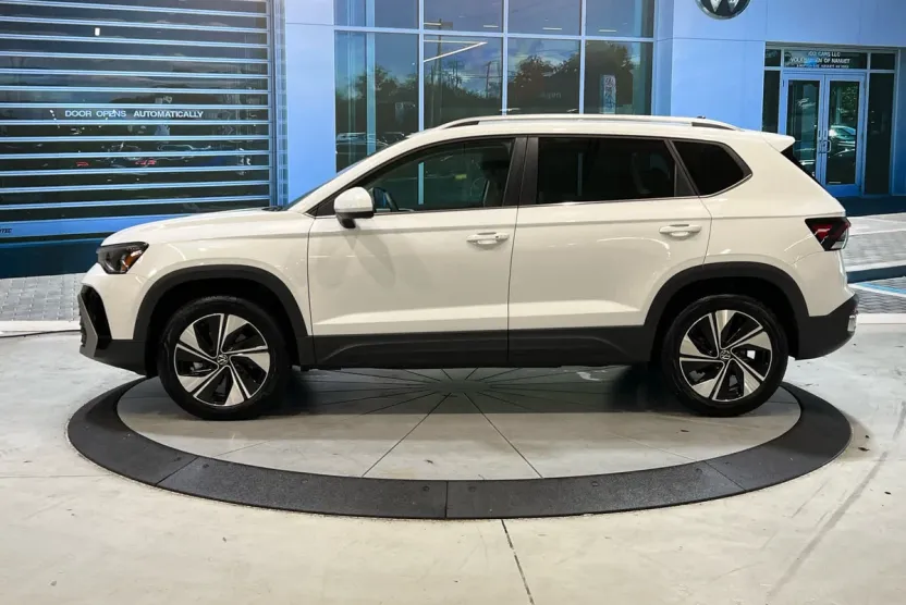 2025 Volkswagen Taos SE photo 1