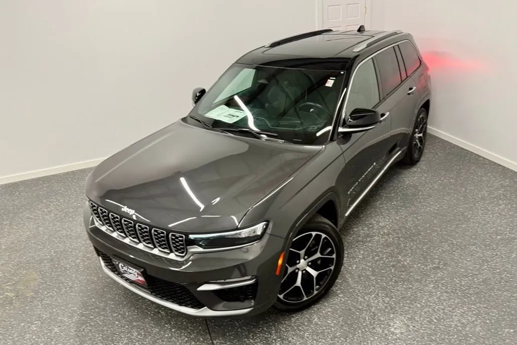 2022 Jeep Grand Cherokee Summit photo 1
