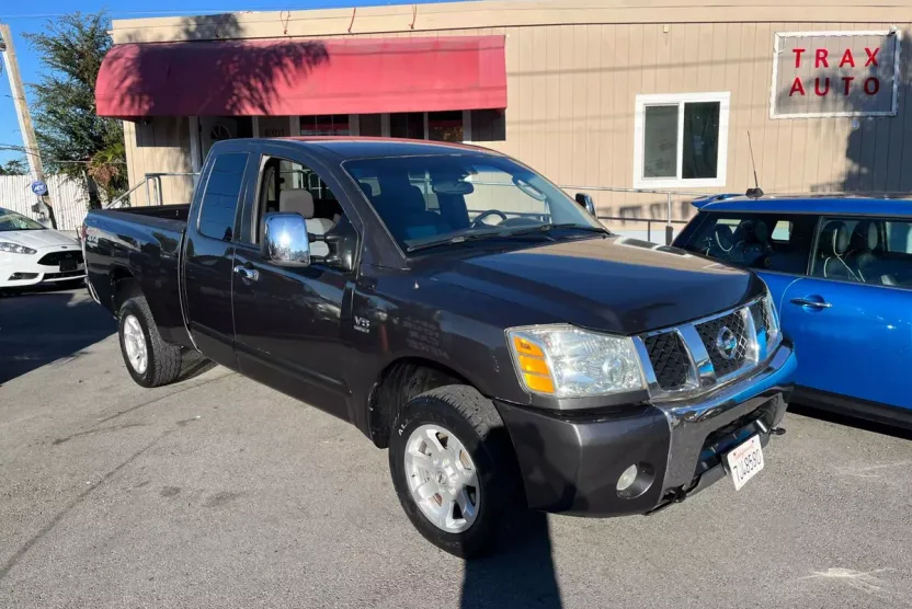 2004 Nissan Titan King Cab SE photo 1