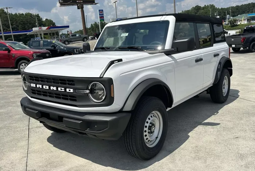 2025 Ford Bronco Base photo 1