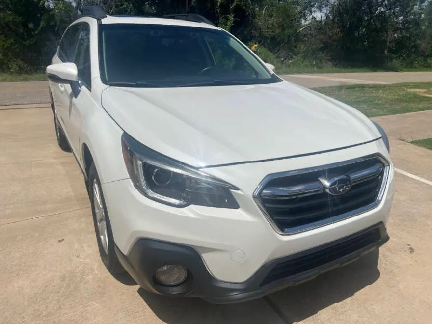 2019 Subaru Outback 2.5i Premium photo 1