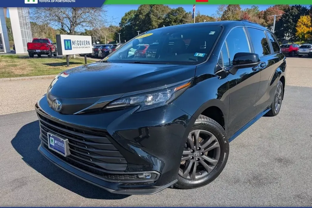 2024 Toyota Sienna Woodland Edition photo 1