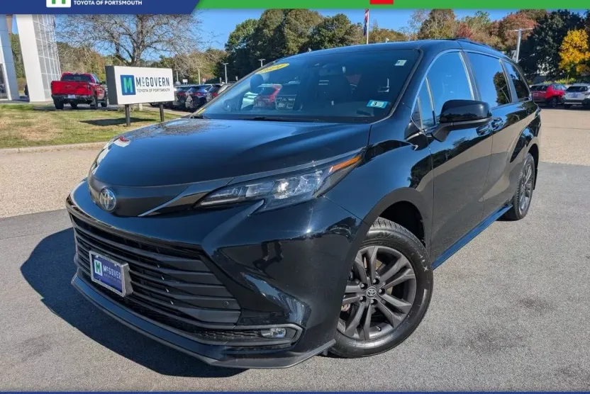 2024 Toyota Sienna Woodland Edition photo 1