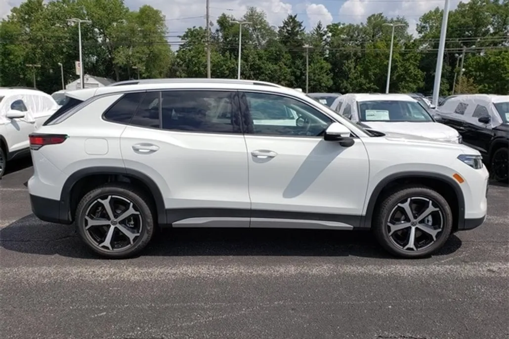 2025 Volkswagen Tiguan SE photo 1
