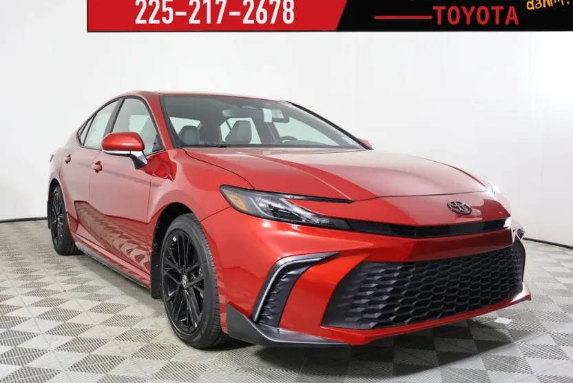 2026 Toyota Camry SE photo 1