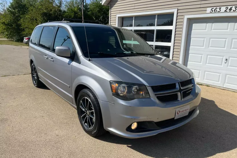 2016 Dodge Grand Caravan R/T photo 1