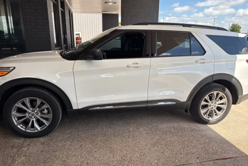 2023 Ford Explorer XLT photo 1