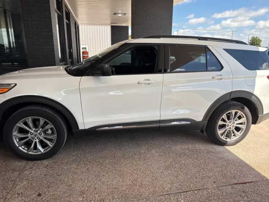 2023 Ford Explorer XLT photo 1