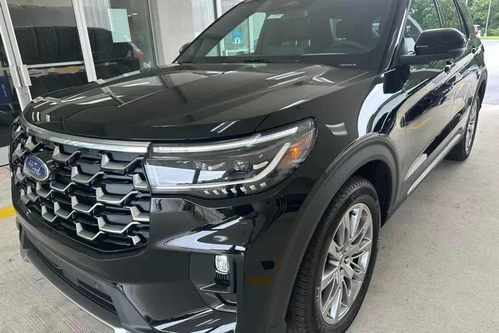 2025 Ford Explorer Platinum photo 1
