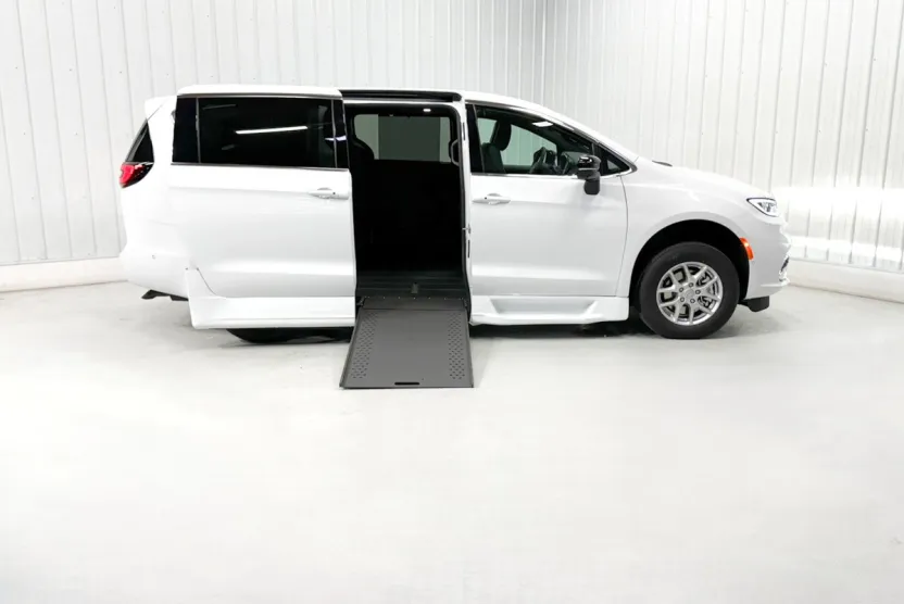 2025 Chrysler Pacifica photo 1