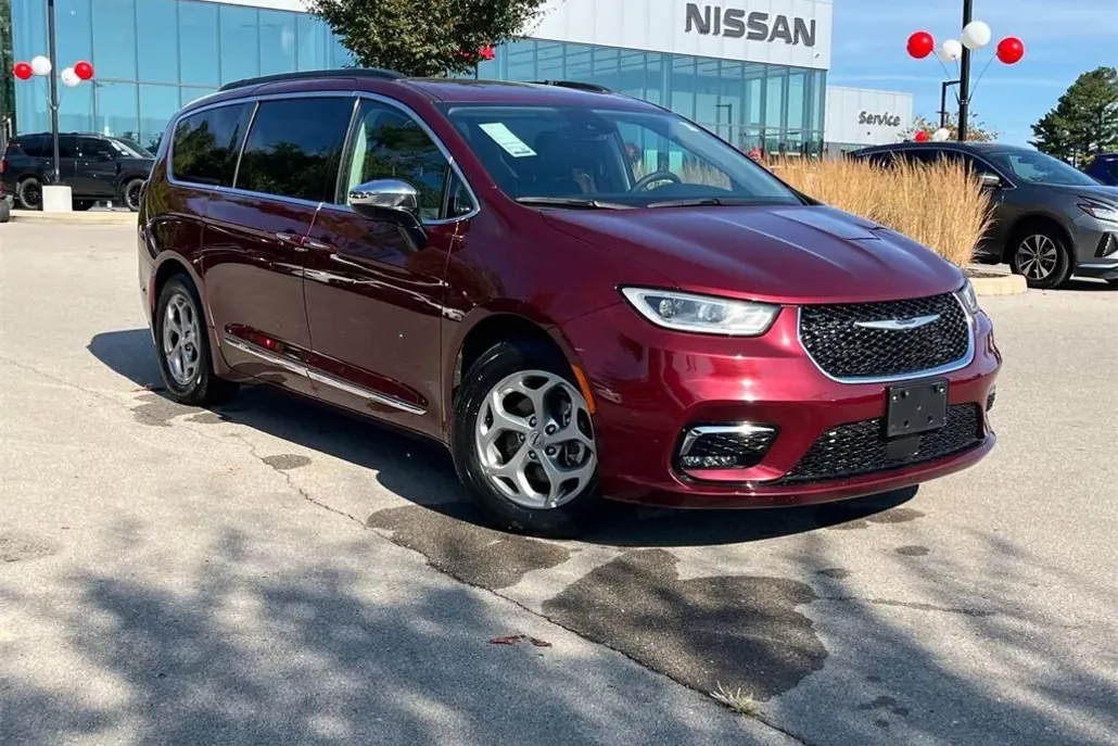 2023 Chrysler Pacifica Limited photo 1