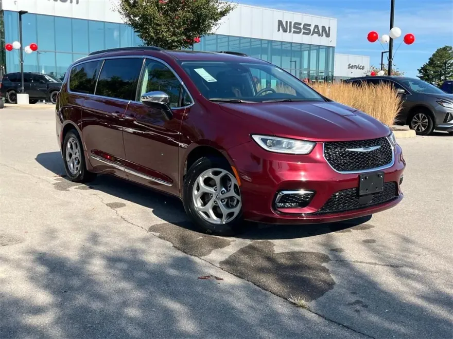 2023 Chrysler Pacifica Limited photo 1