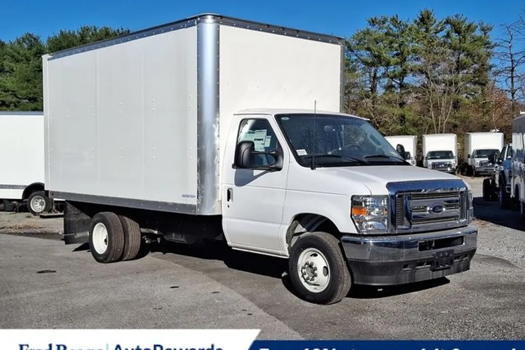 2025 Ford E-450 Cutaway photo 1