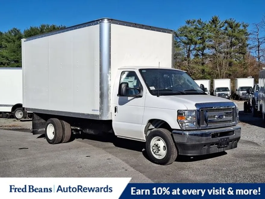 2025 Ford E-450 Cutaway photo 1
