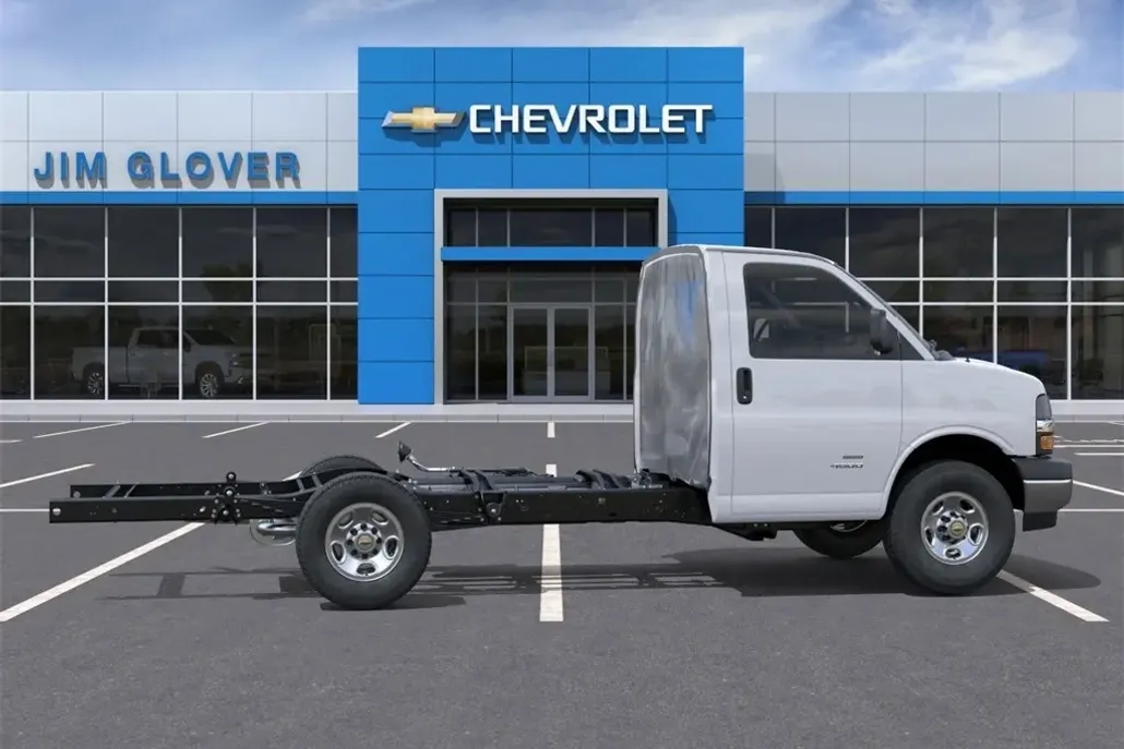 2025 Chevrolet Express 3500 Work Van Cutaway photo 1