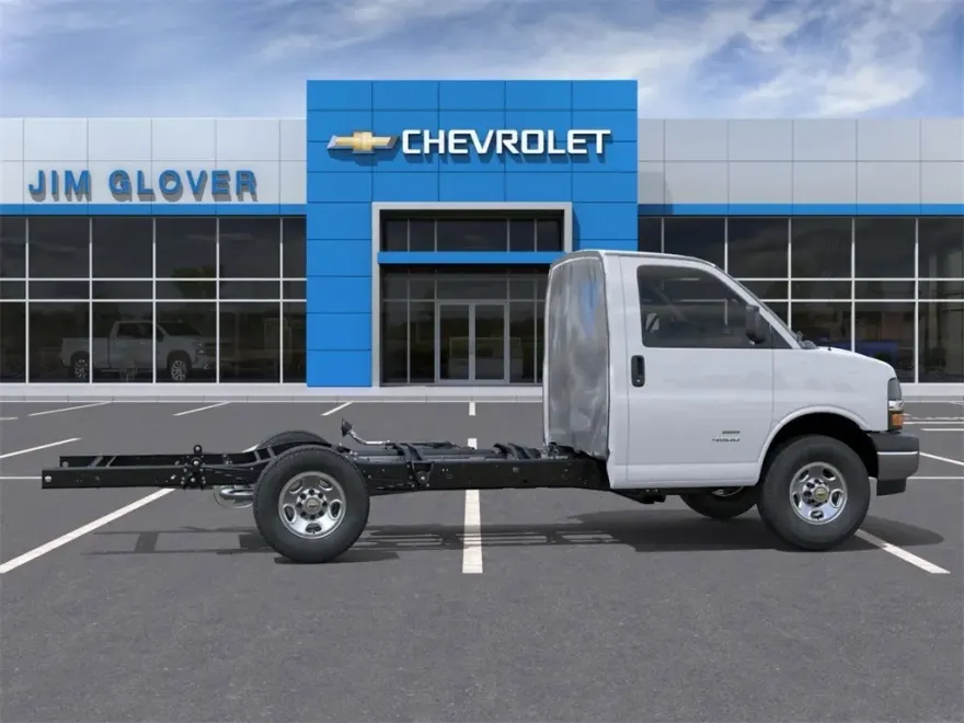 2025 Chevrolet Express 3500 Work Van Cutaway photo 1