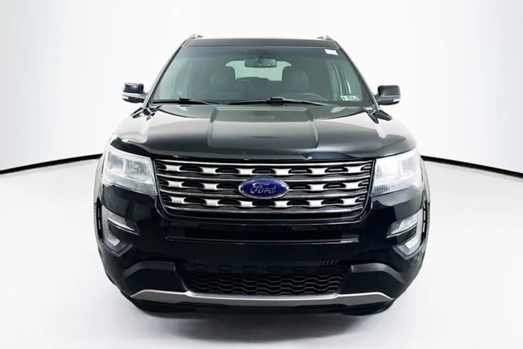 2016 Ford Explorer XLT photo 1