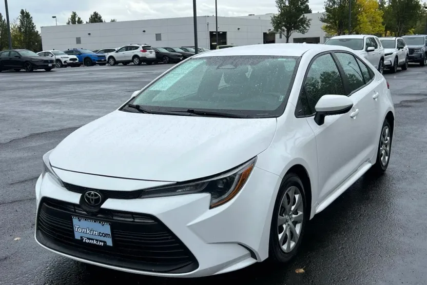 2023 Toyota Corolla LE photo 1